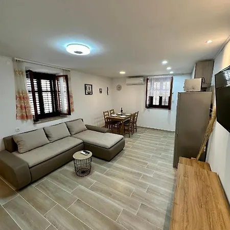 Apartment House Varos